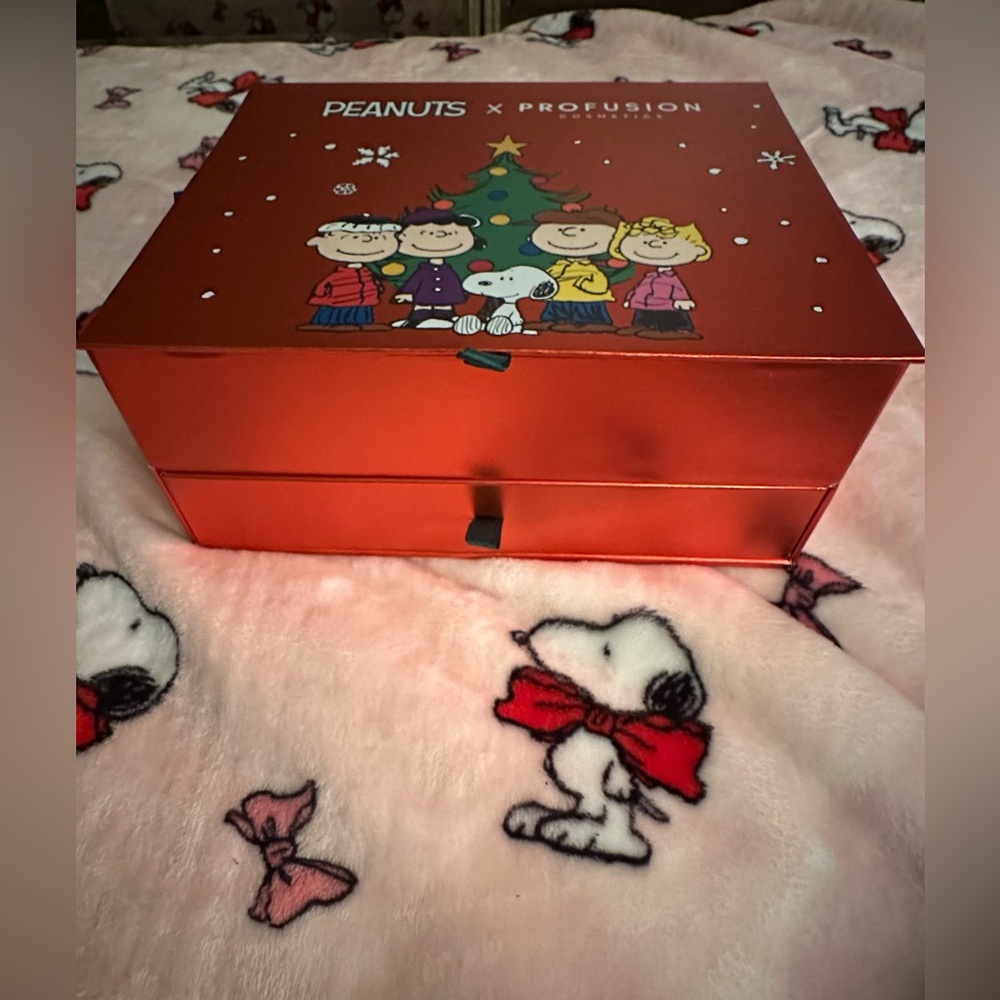 Profusion Cosmetics Peanuts Festive Box - Picture 2 of 7